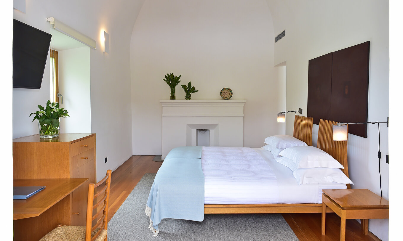 De Speciale Suite van Pousada Convento Arraiolos heeft twee eenpersoonsbedden met twee houten nachttafels