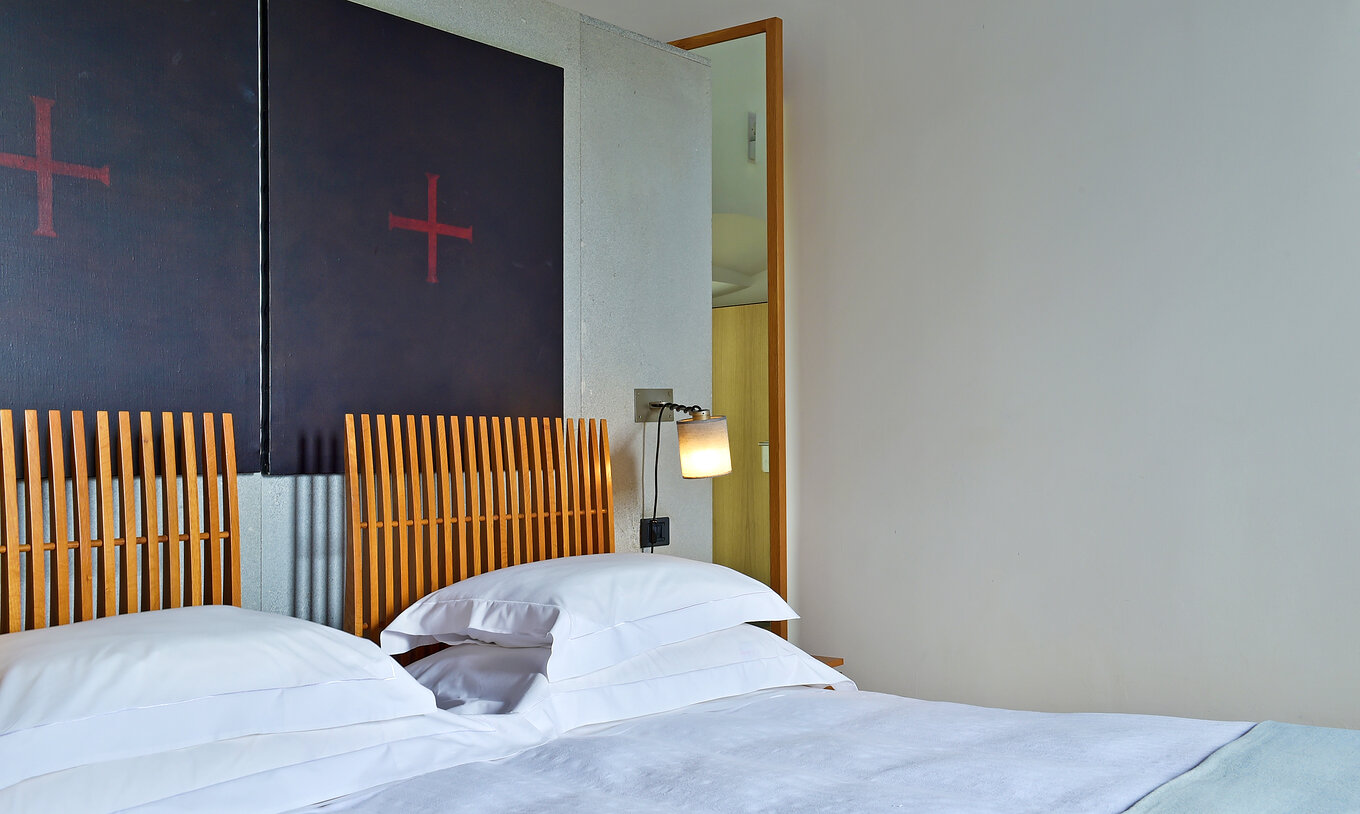 De Standaard Suite van Pousada Convento Arraiolos heeft twee eenpersoonsbedden met hoofdbord en schilderijen met een kruis