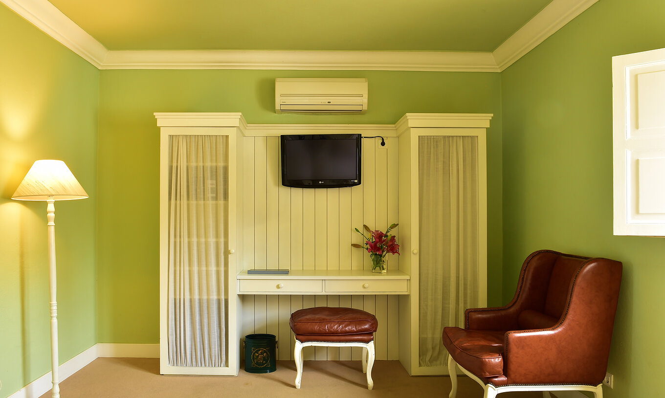 Het Superior Kamer van Pousada Convento Évora heeft een muurtelevisie, een fauteuil en een bureau