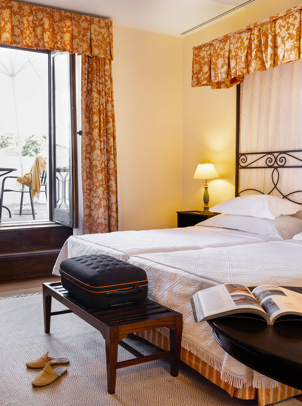 Het Klassieke Kamer van Pousada Convento Vila Viçosa heeft twee aaneengeschakelde bedden, een bank en een terras