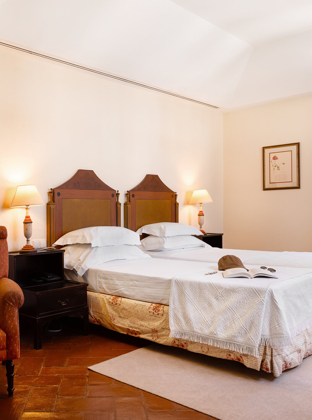 Het Superior Familiekamer van Pousada Convento Vila Viçosa heeft twee aaneengeschakelde bedden en een fauteuil