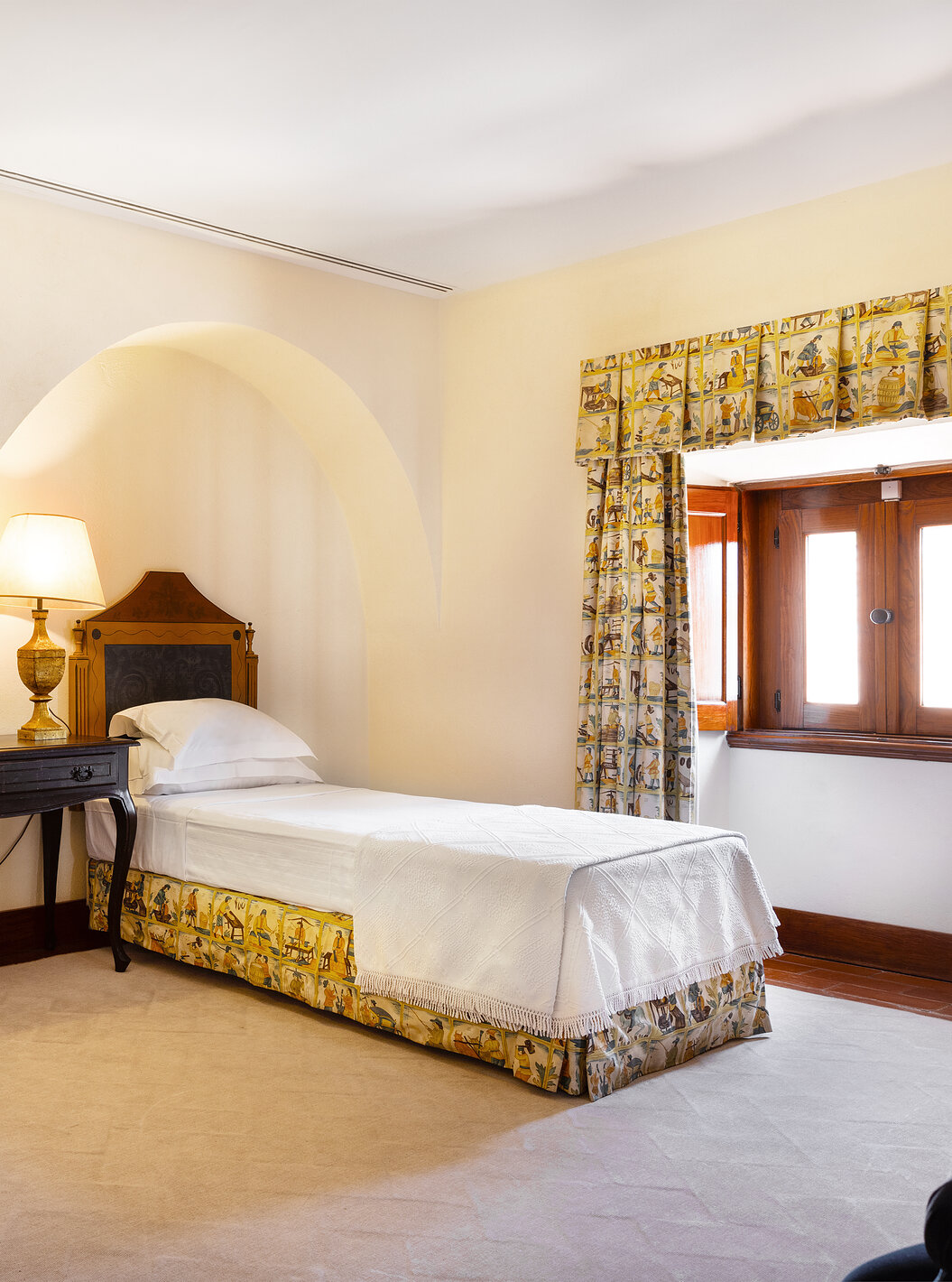 Het Superior Familiekamer van Pousada Convento Vila Viçosa heeft twee eenpersoonsbedden met een tafel in het midden