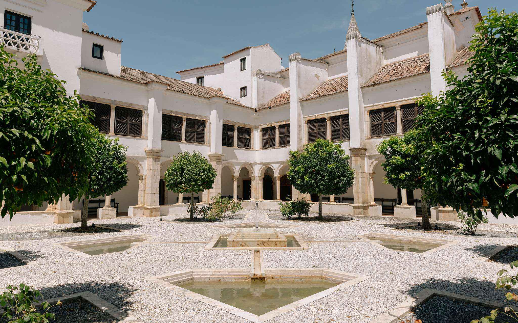 Binnenplaats Pousada Convento Vila Viçosa met sinaasappelbomen en fontein