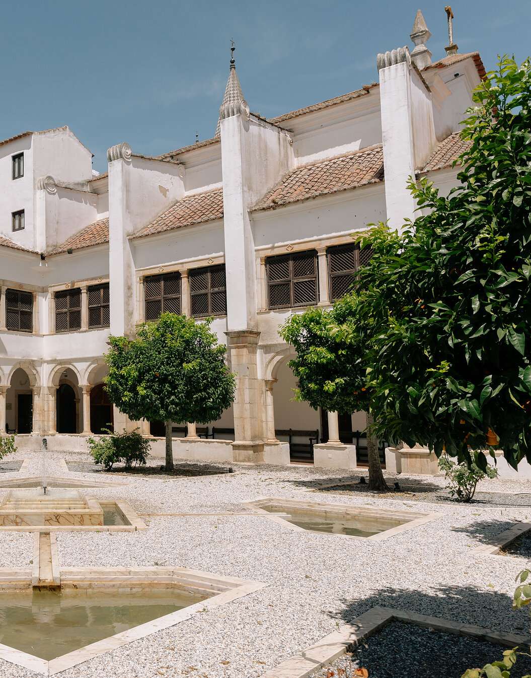 Binnenplaats Pousada Convento Vila Viçosa met sinaasappelbomen en fontein