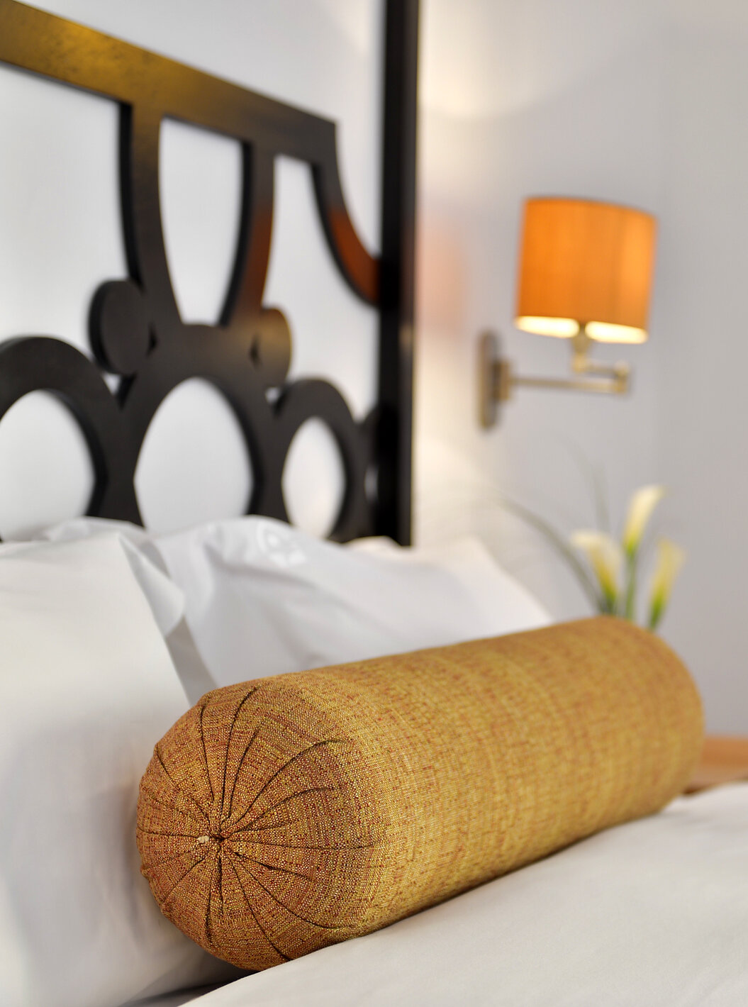 Het Tweepersoonskamer van Pousada Marvão heeft een bed met een gele rolvormige kussen