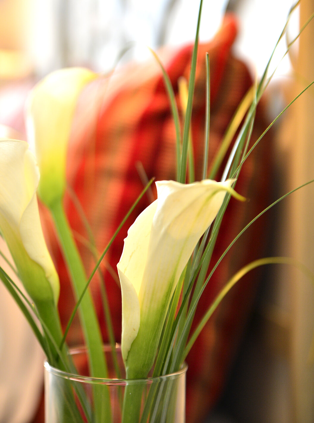 Het Tweepersoonskamer van Pousada Marvão heeft decoratieve elementen zoals een vaas met witte bloemen