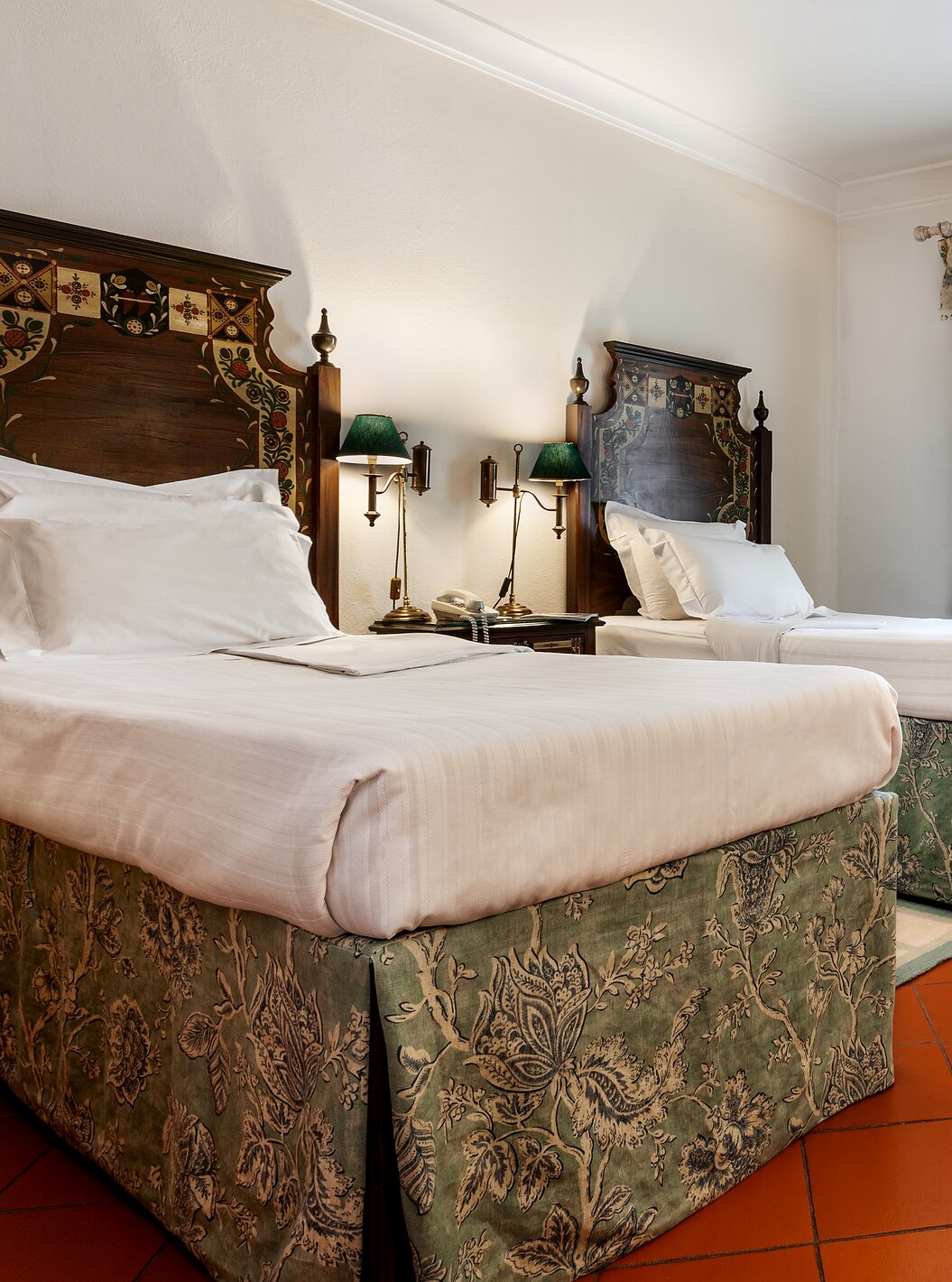 Het Studio Terras van Pousada Marvão heeft twee aparte bedden met bloemenpatroon en een balkon