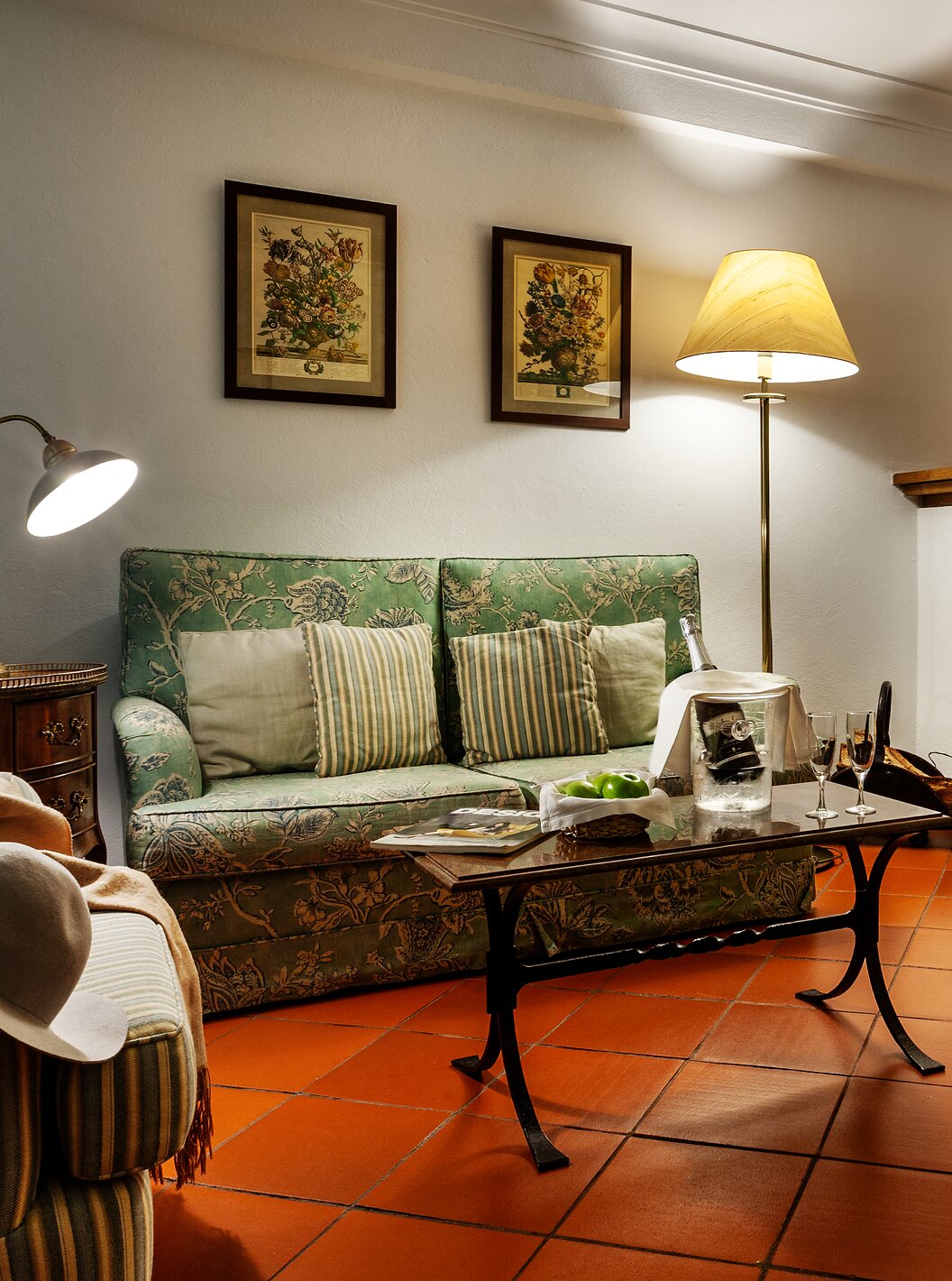 Het Studio Terras van Pousada Marvão heeft een woonkamer met open haard, bank en fauteuils