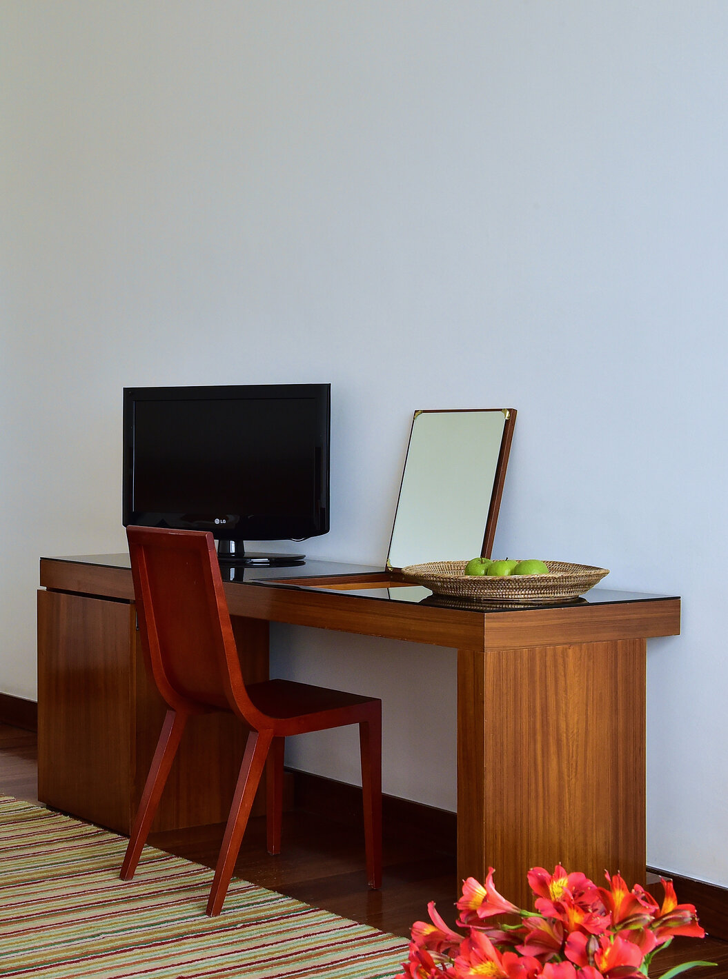 Het Superior Kamer van Pousada Mosteiro Crato heeft twee aparte bedden met een bureau en een kleine televisie