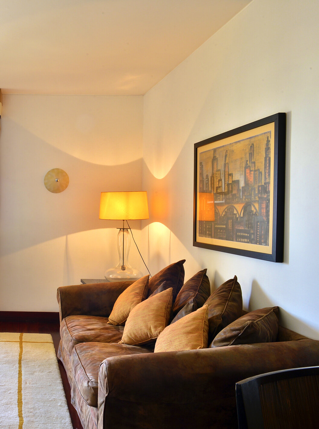 De Standaard Suite van Pousada Convento Tavira heeft een woonkamer met bank, televisie en raam met toegang tot het balkon