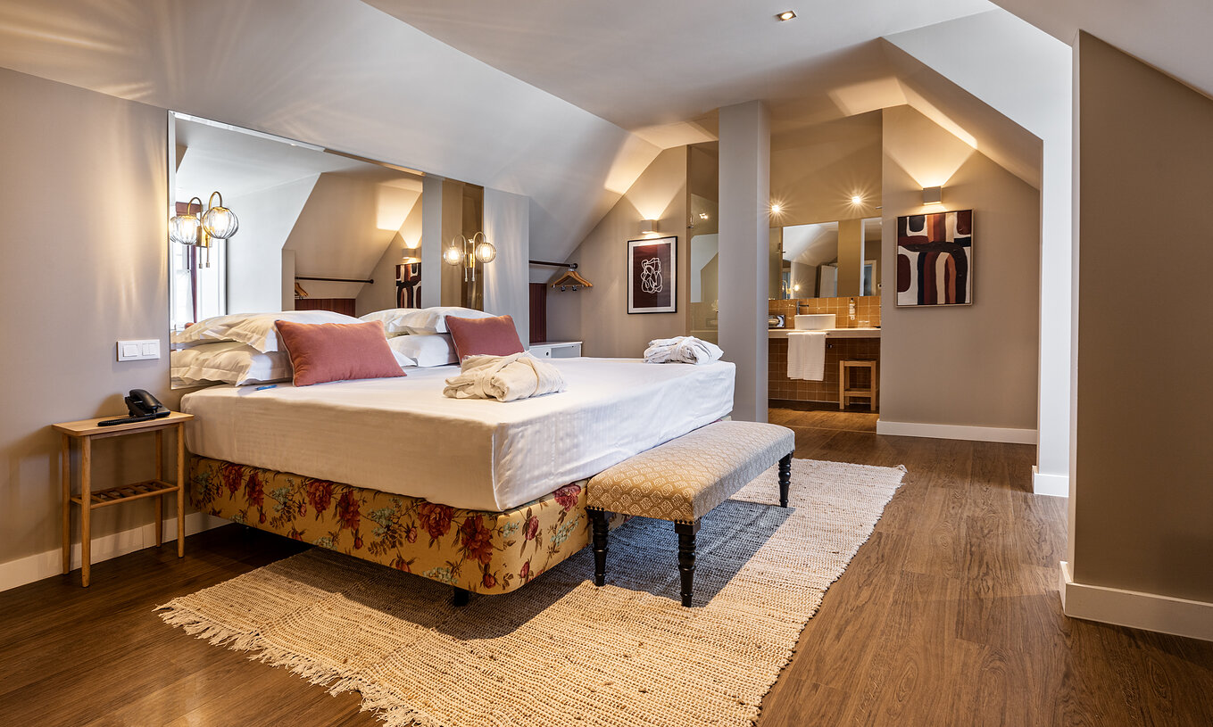 Junior Suite Alfândega Van De Pousada Vila Real De Santo António Heeft Een Ruime Kamer Natuurlijk Licht En Spiegel  
