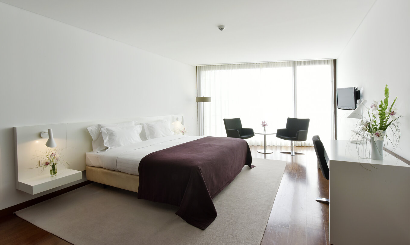 Het Classic Room van Pousada Palácio Estoi heeft een tweepersoonsbed met twee nachtkastjes, bureau en tv