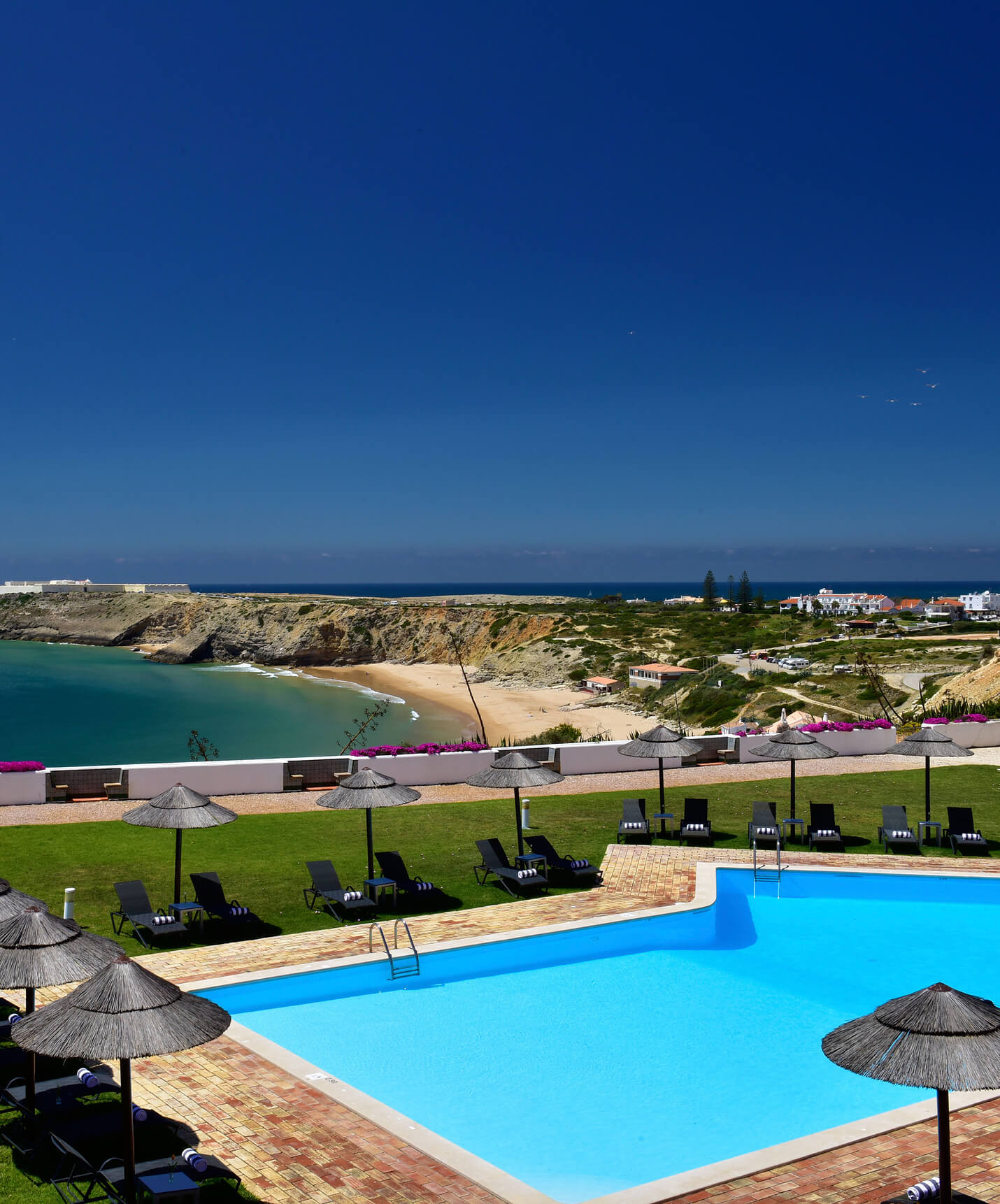 De Pousada Sagres, een hotel op 5 minuten van het strand, heeft een buitenzwembad waar je kunt ontspannen aan het water
