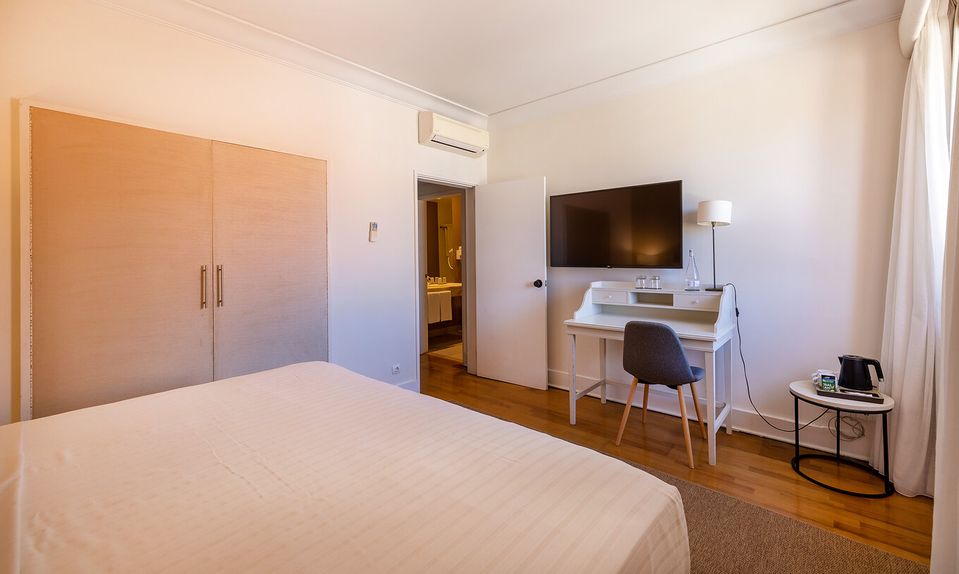 De Classic Kamer van Pousada Sagres heeft een tweepersoonsbed, een bureau met stoel, televisie en airconditioning