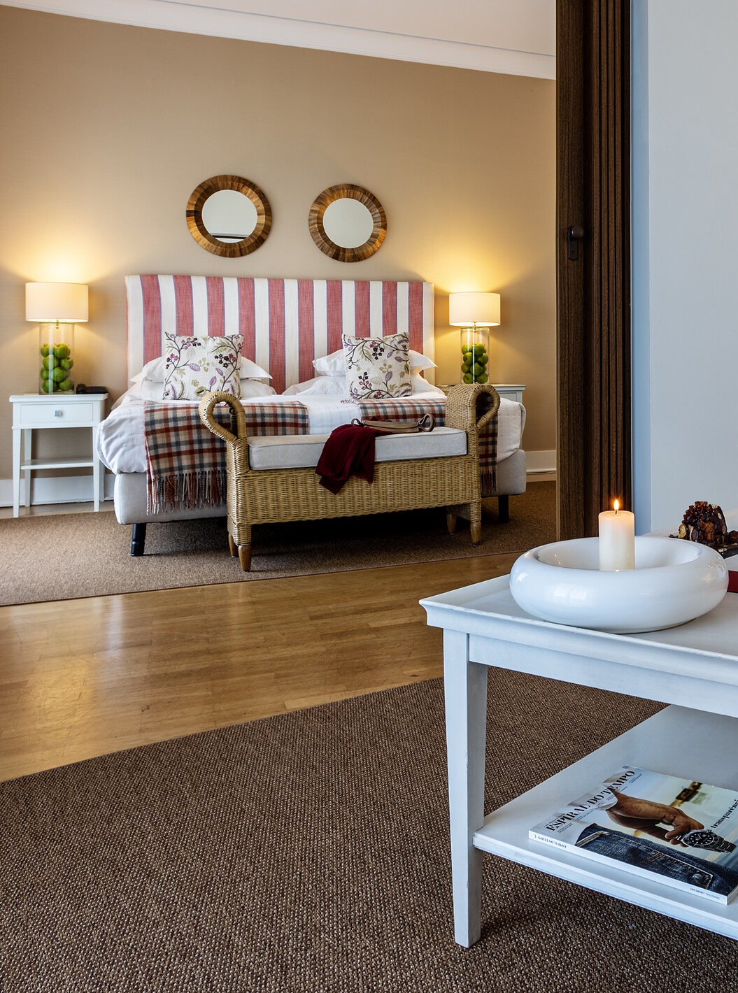 De Master Suite Pousada Sagres heeft een woonkamer met champagne en boek