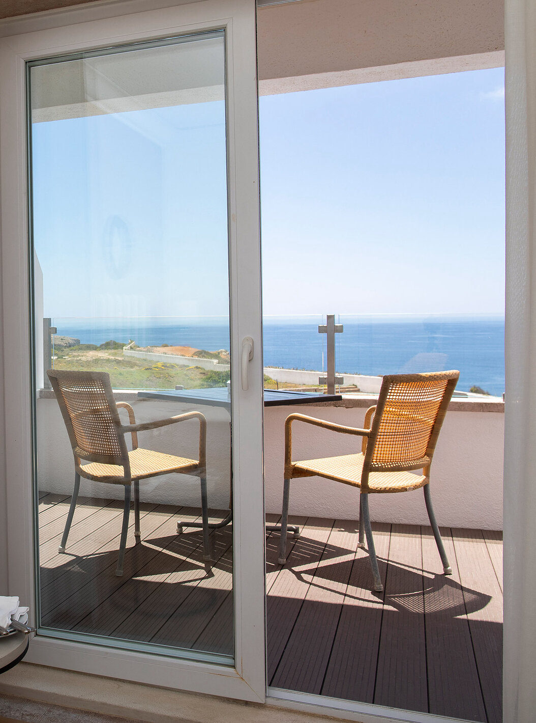 De Premium Uitzicht op Zee Pousada Sagres heeft een balkon met tafel en fauteuil