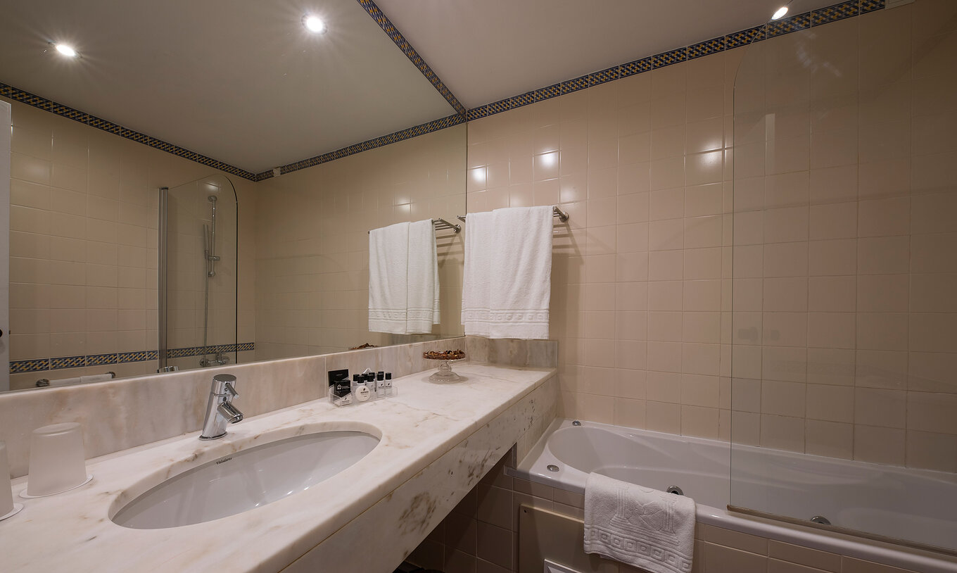 De Superieur Kamer Pousada Sagres heeft een badkamer met wastafel en bad