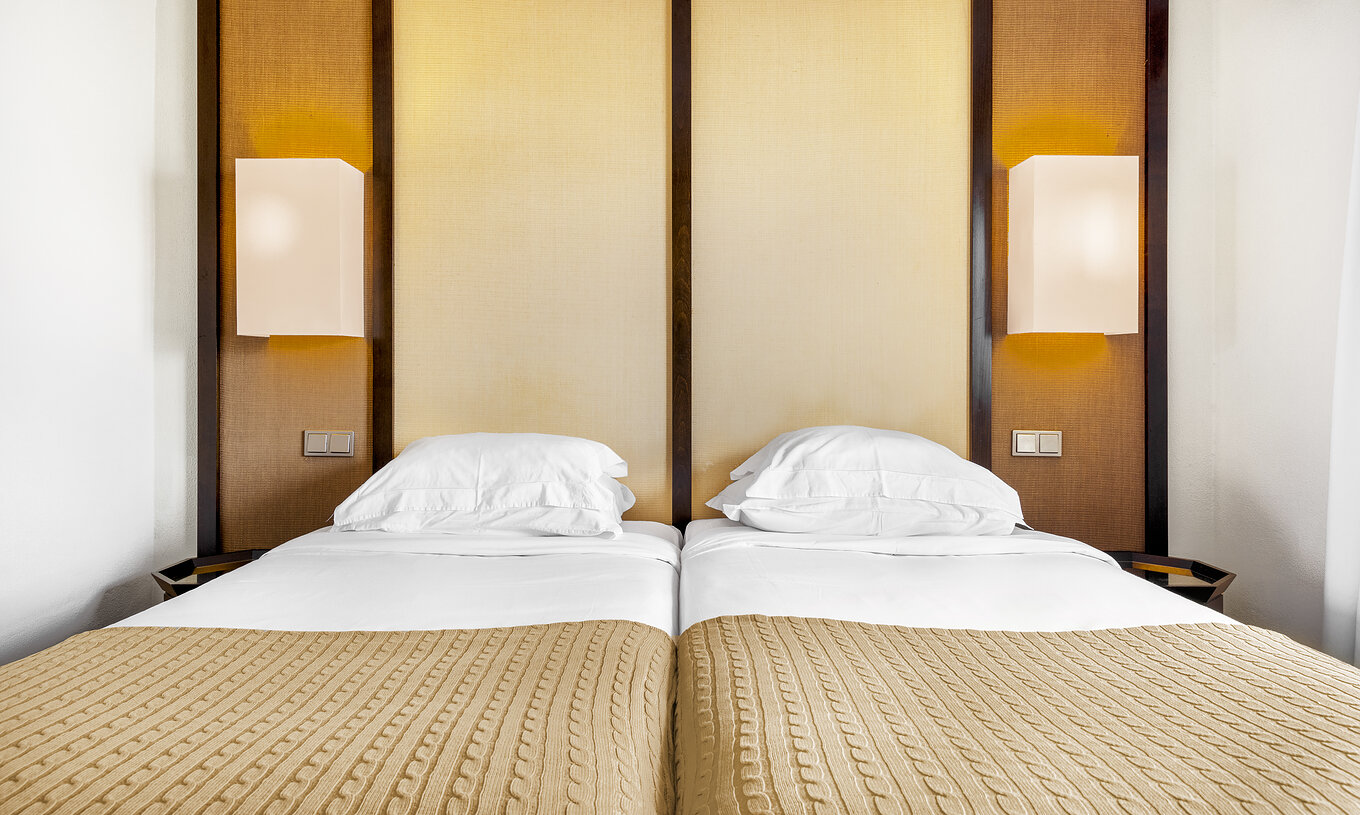 Het Classic Kamer, Stadzicht van Pousada Forte Horta heeft twee eenpersoonsbedden, lampen en nachtkastje  