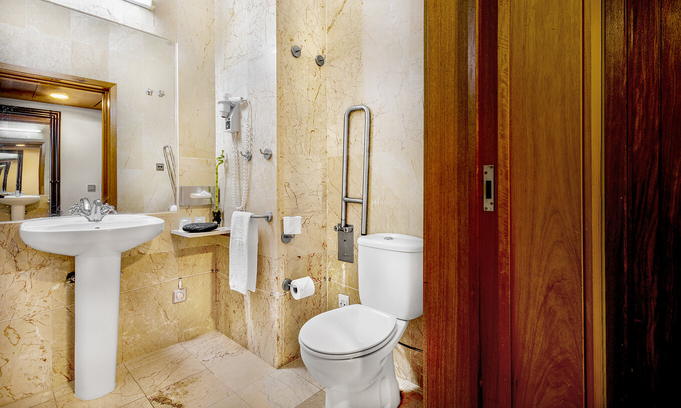 Het Superior Kamer van Pousada Forte Horta heeft een badkamer met spiegel, wastafel en toilet  