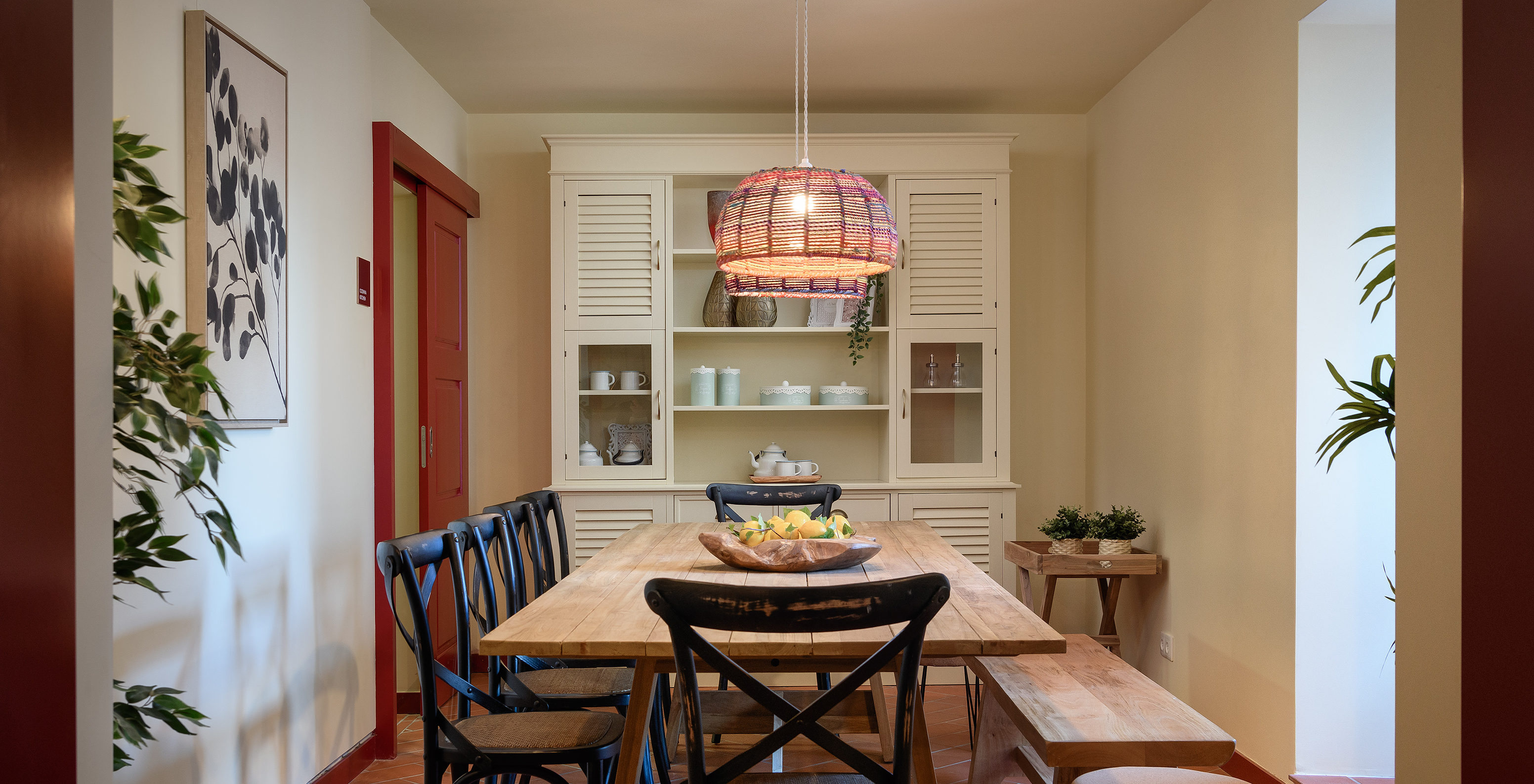 Houten tafel voor maaltijden met stoelen en een bank in Casa Lidador - Óbidos, Hotel in het Middeleeuwse Dorp Óbidos