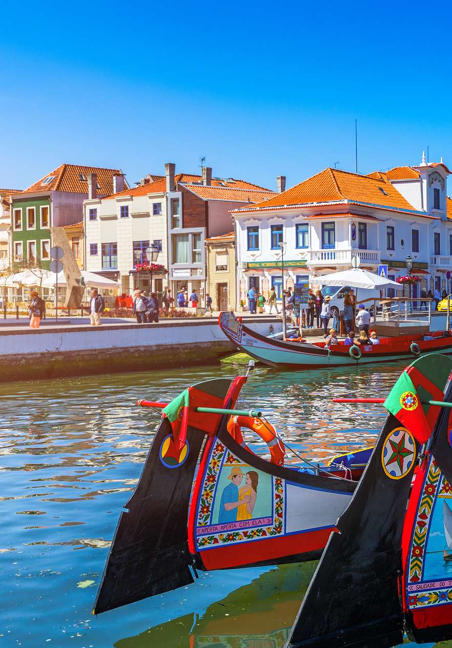 Traditionele boten op de grachten nabij Pousada Ria - Aveiro, Hotel com Piscina em Aveiro bij zonnige kade
