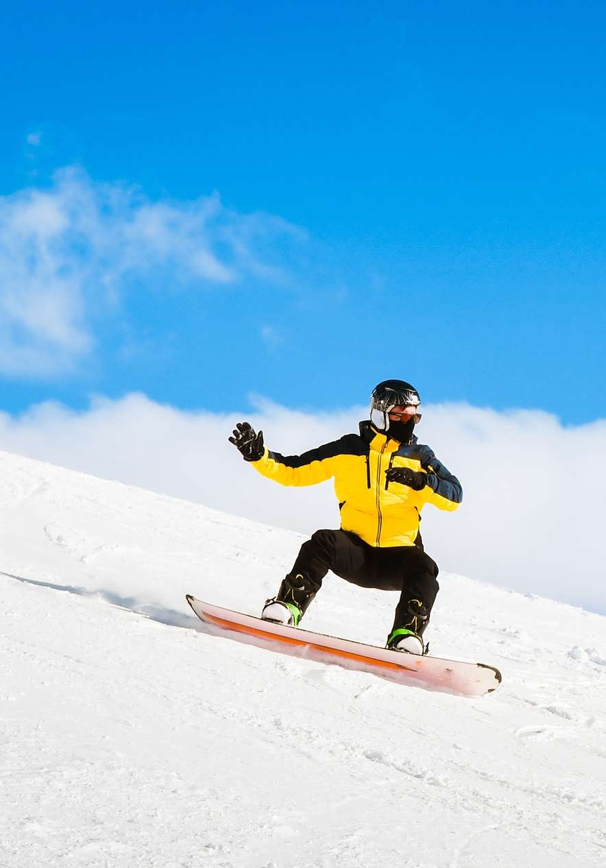 Snowboarder op besneeuwde helling nabij Pousada Serra da Estrela, Hotel Histórico na Serra da Estrela