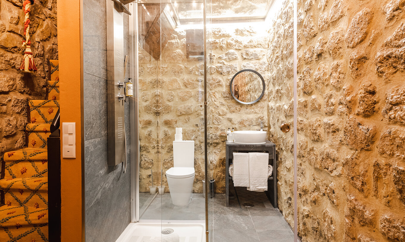 De Speciale Suite van Pousada Castelo Óbidos heeft een badkamer met douche, wastafel, spiegel en toilet