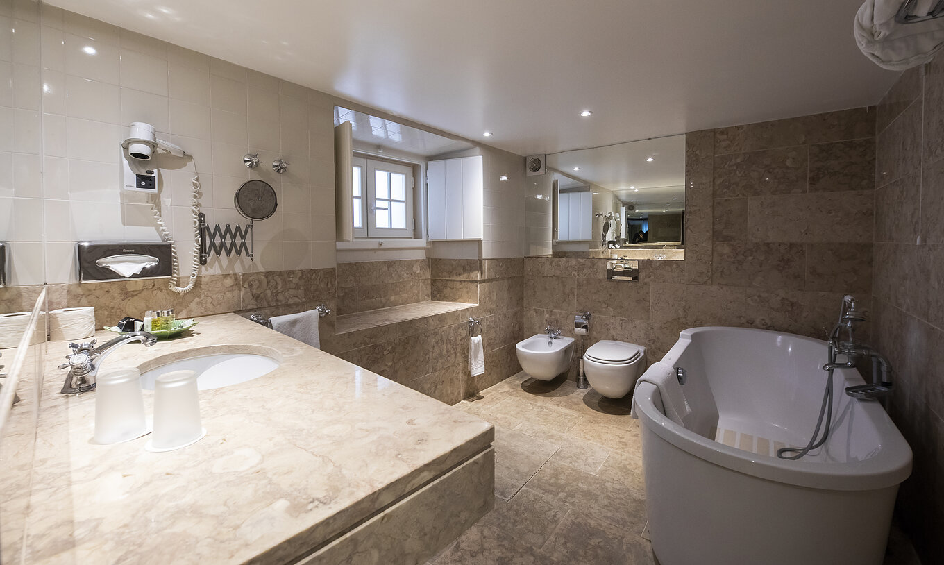 De Standaardkamer Casa do Castelo van Pousada Castelo Óbidos heeft een badkamer met wastafel, föhn, toilet en bad