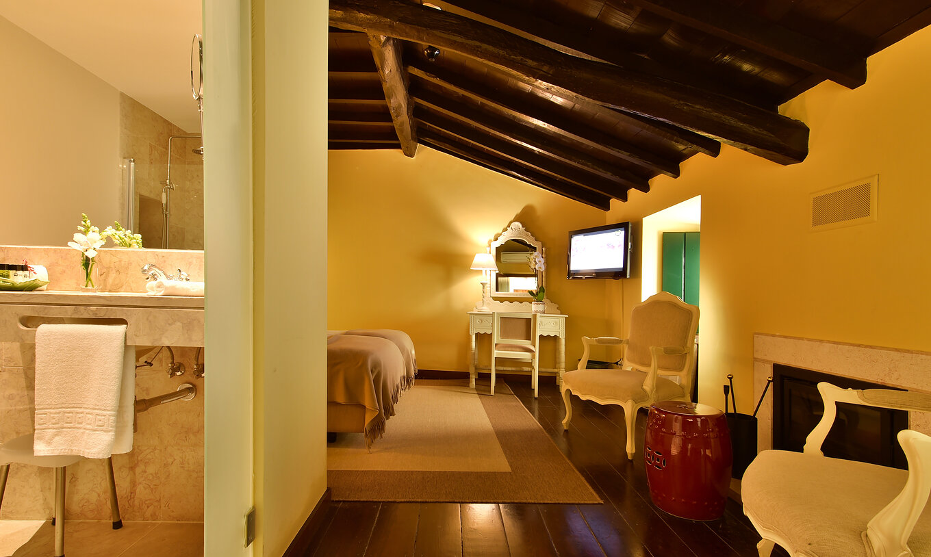 De Superior Kamer Castelo van Pousada Castelo Óbidos heeft een tweepersoonsbed, televisie, tafel met stoelen