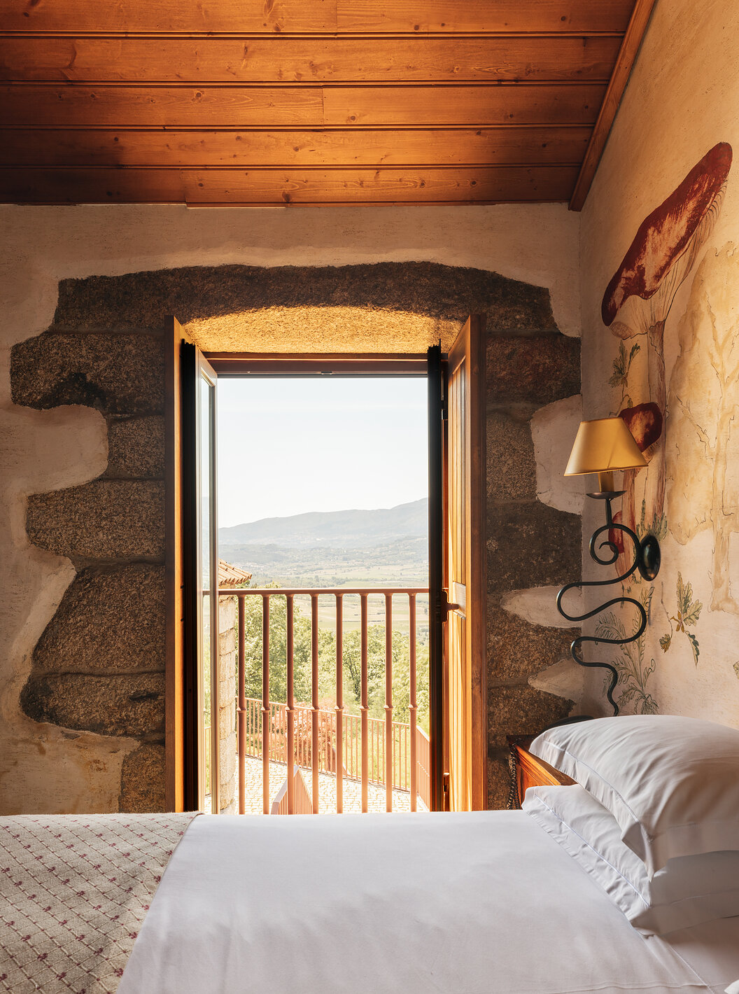 De Superior Suite met Balkon van Pousada Convento de Belmonte heeft een raam met uitzicht op de natuur en bergen