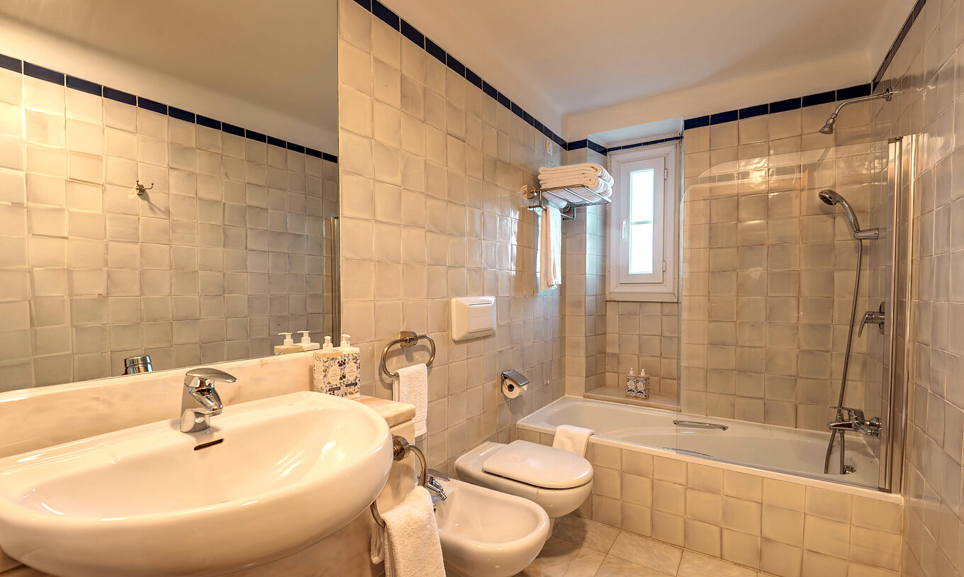 Het Superior Room van Pousada Ourém heeft een badkamer met douchebad, wastafel, toilet en bidet