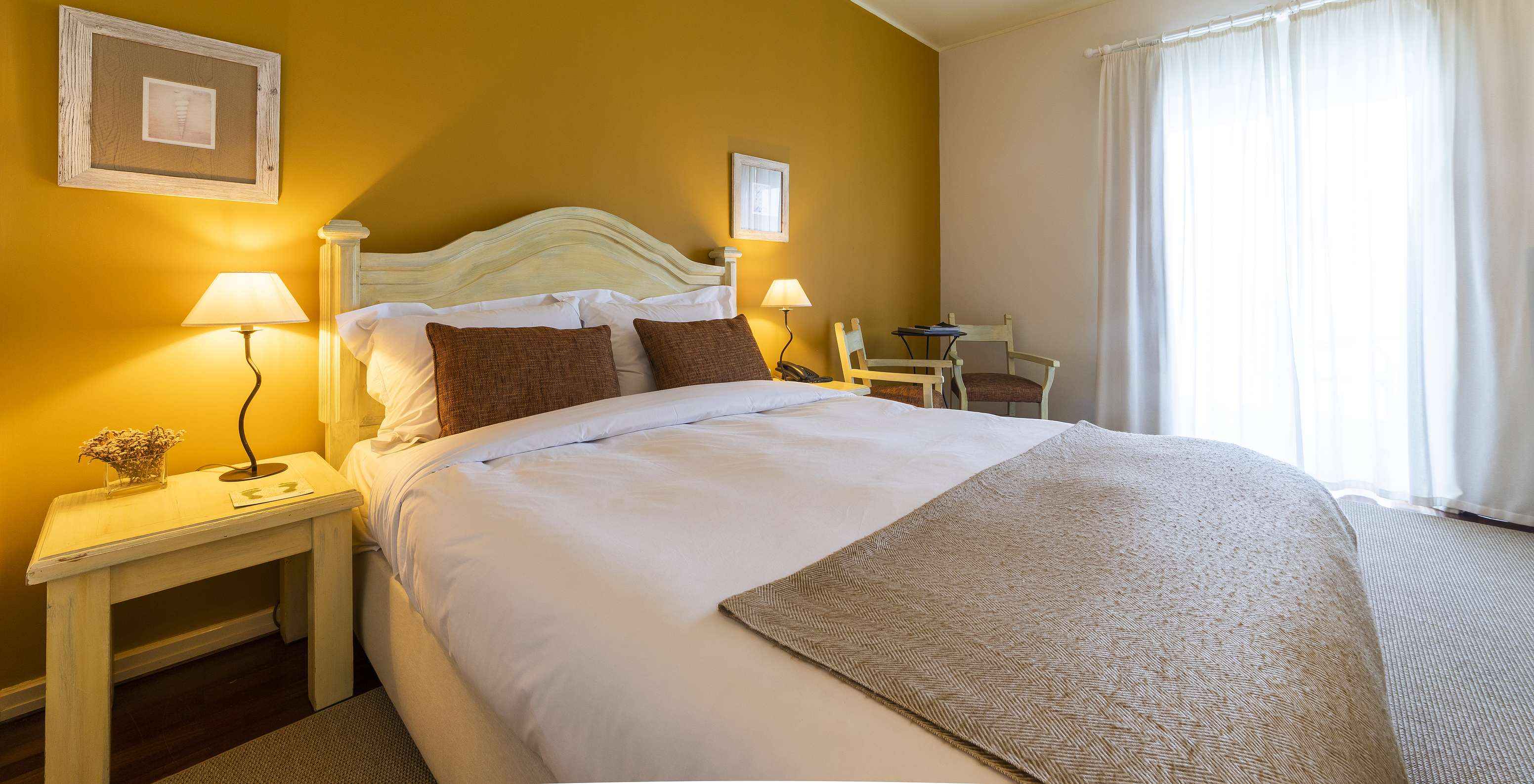 Superieur uitzicht op Ria Pousada Ria - Aveiro heeft een bed, nachtkastje en stoelen