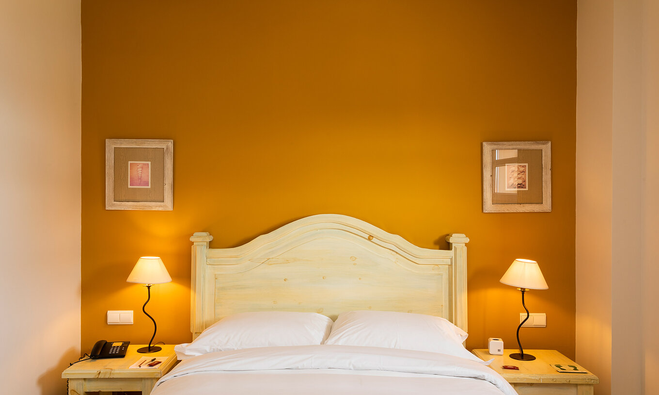 Klassieke Kamer Pousada Ria - Aveiro heeft een bed en nachtkastjes