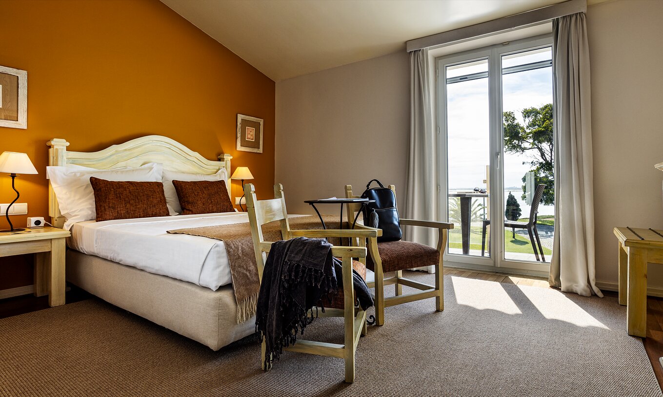 Klassieke Kamer Pousada Ria - Aveiro heeft een bed, stoelen en balkon