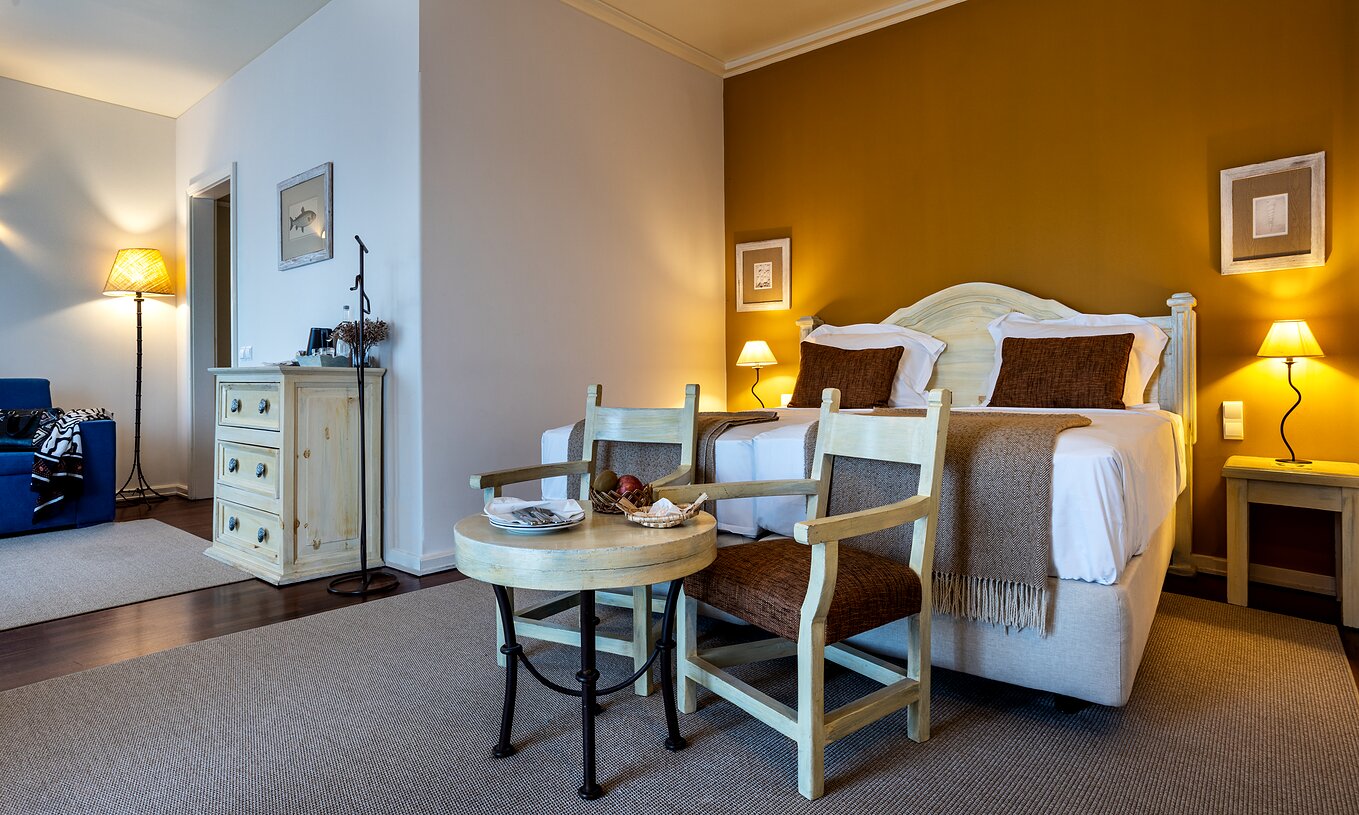 Junior Suite Pousada Ria - Aveiro heeft een bed, tafel en kast