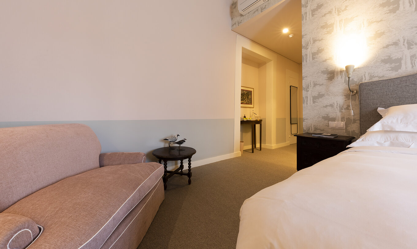 De Premium Kamer Pousada Vila Óbidos heeft een tweepersoonsbed en comfortabele bank