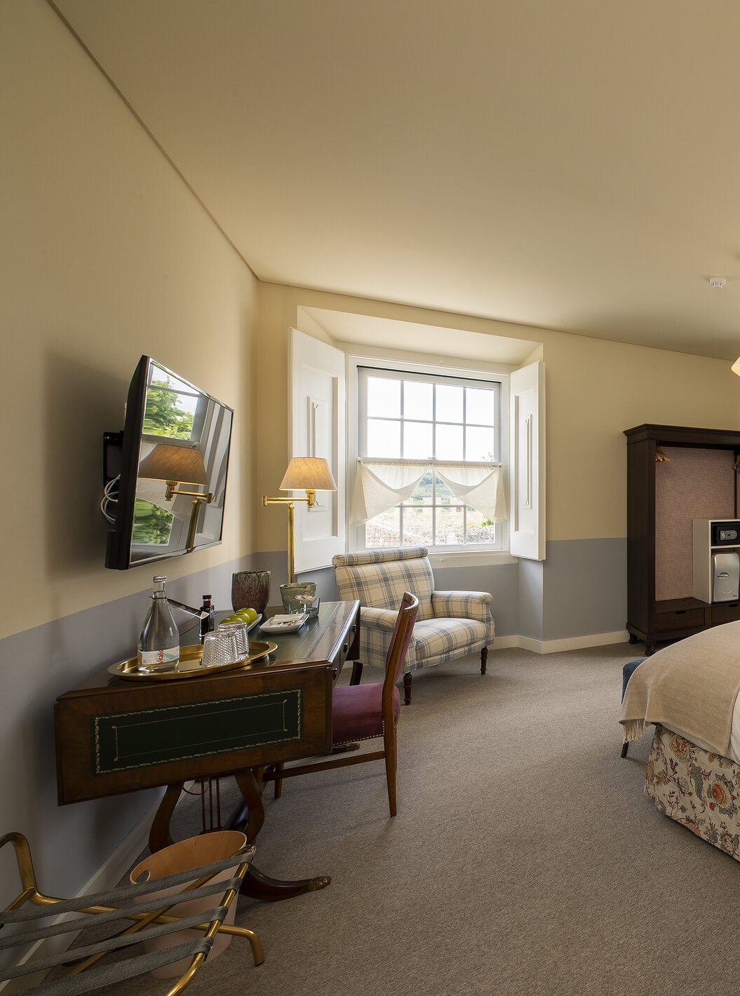 De Premium Kamer Pousada Vila Óbidos heeft twee bedden en een kast met kluis