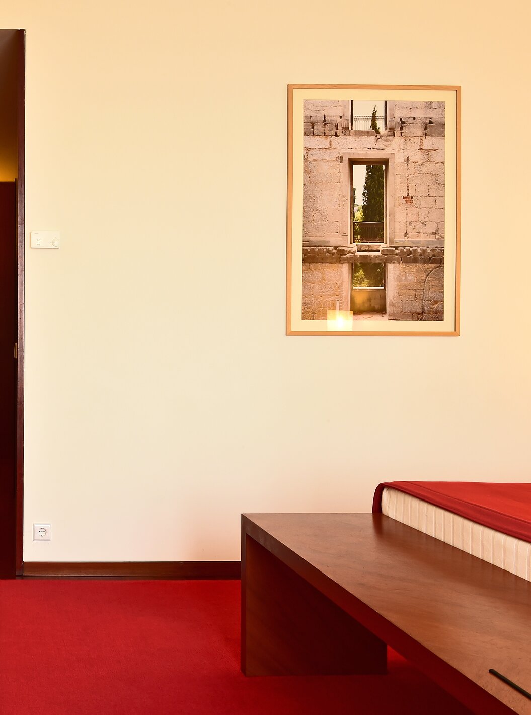 De Grote Familie Pousada Viseu heeft een bureau met stoel en lamp, en een kast