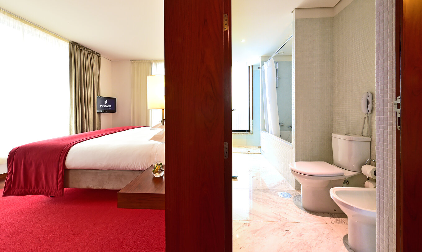 De Speciale Suite Pousada Viseu heeft een kamer met tweepersoonsbed en televisie, en een badkamer met toilet en bidet