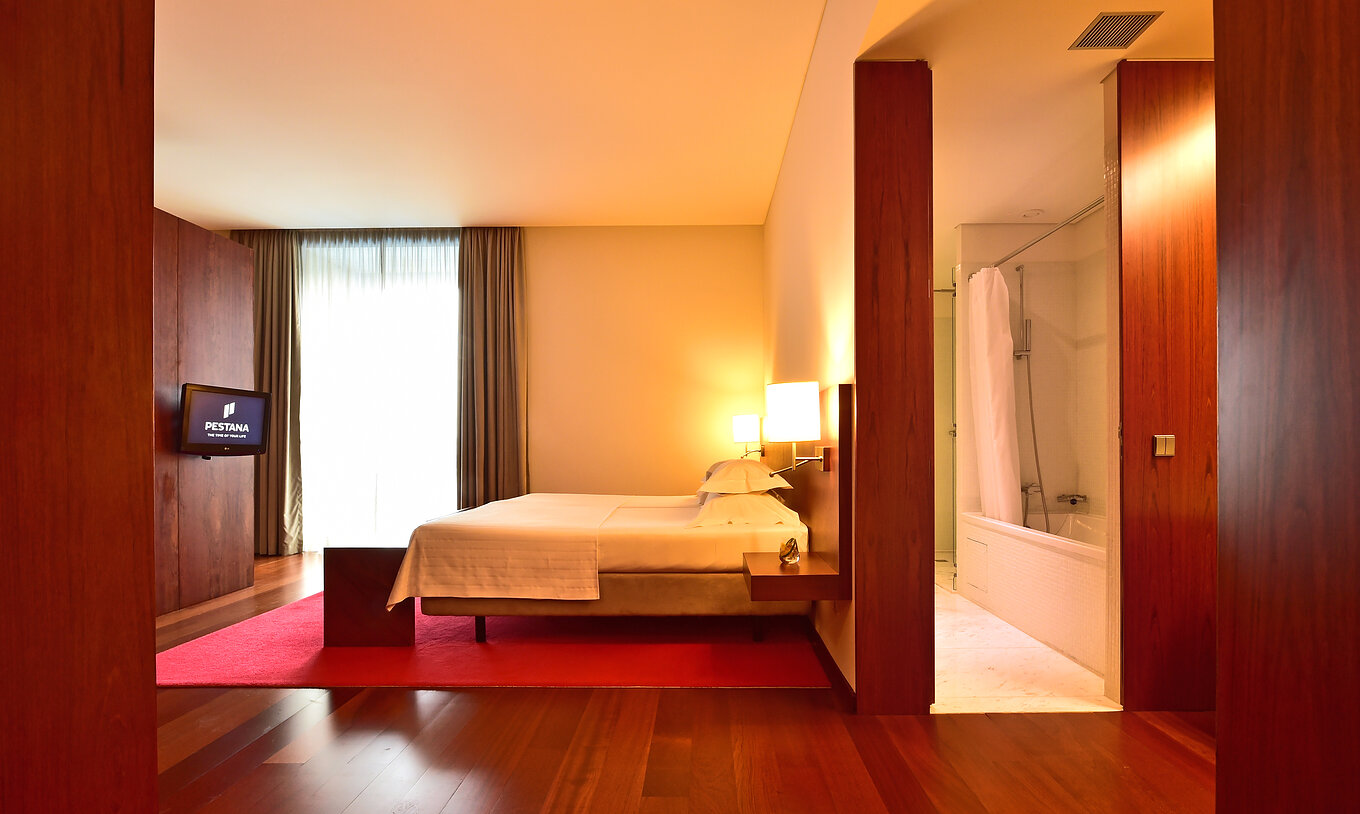De Standaard Suite Pousada Viseu heeft een tweepersoonsbed, televisie en een badkamer met bad