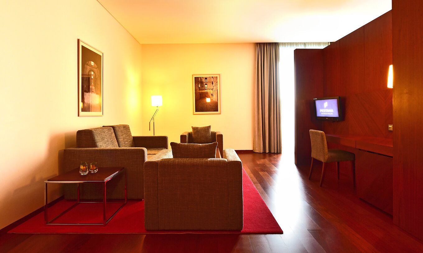De Standaard Suite Pousada Viseu heeft een bank, twee fauteuils, bureau met stoel, en een televisie