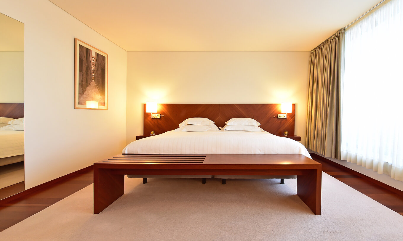 De Superieur Kamer Pousada Viseu heeft een tweepersoonsbed en nachtkastje met lamp aan elke kant