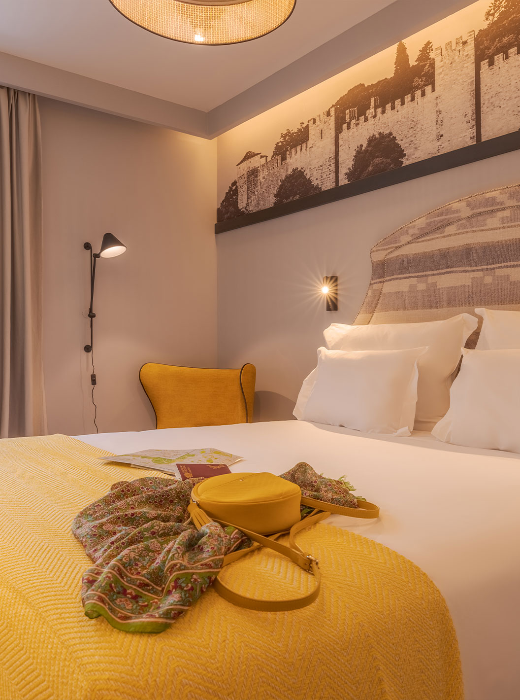 De Comfort Terrace van Pousada Alfama heeft een tweepersoonsbed dichtbij de toegang tot het balkon van de kamer