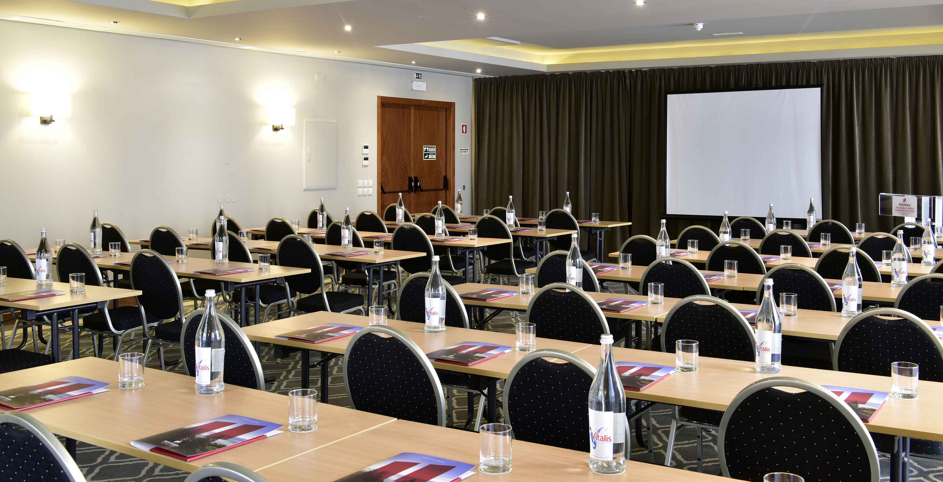 Evenementenruimte met verschillende tafels en stoelen, van Pousada Lisboa Praça do Comércio, een historisch hotel in Lissabon
