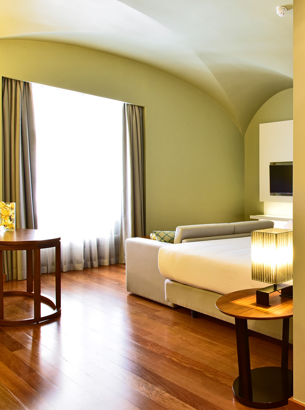 Het Suite King Size Bed van Pousada Lisboa Praça do Comércio heeft een kast, bureau met stoel en een tweepersoonsbed  