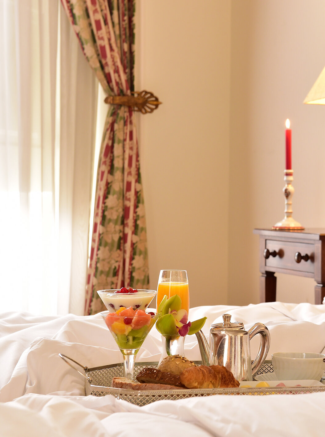 In het Family Classic van Pousada Palácio Queluz kunt u genieten van een ontbijt op bed met fruitsalade en croissants