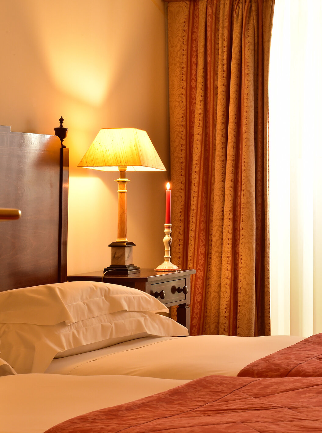 Het Classic Room van Pousada Palácio Queluz heeft twee aparte bedden, een lamp en een kaars bij het raam