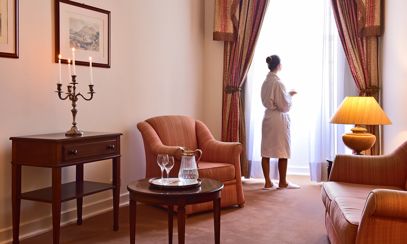 In het Standard Suite van Pousada Palácio Queluz geniet u van de woonkamer met een fauteuil en een bijzettafel