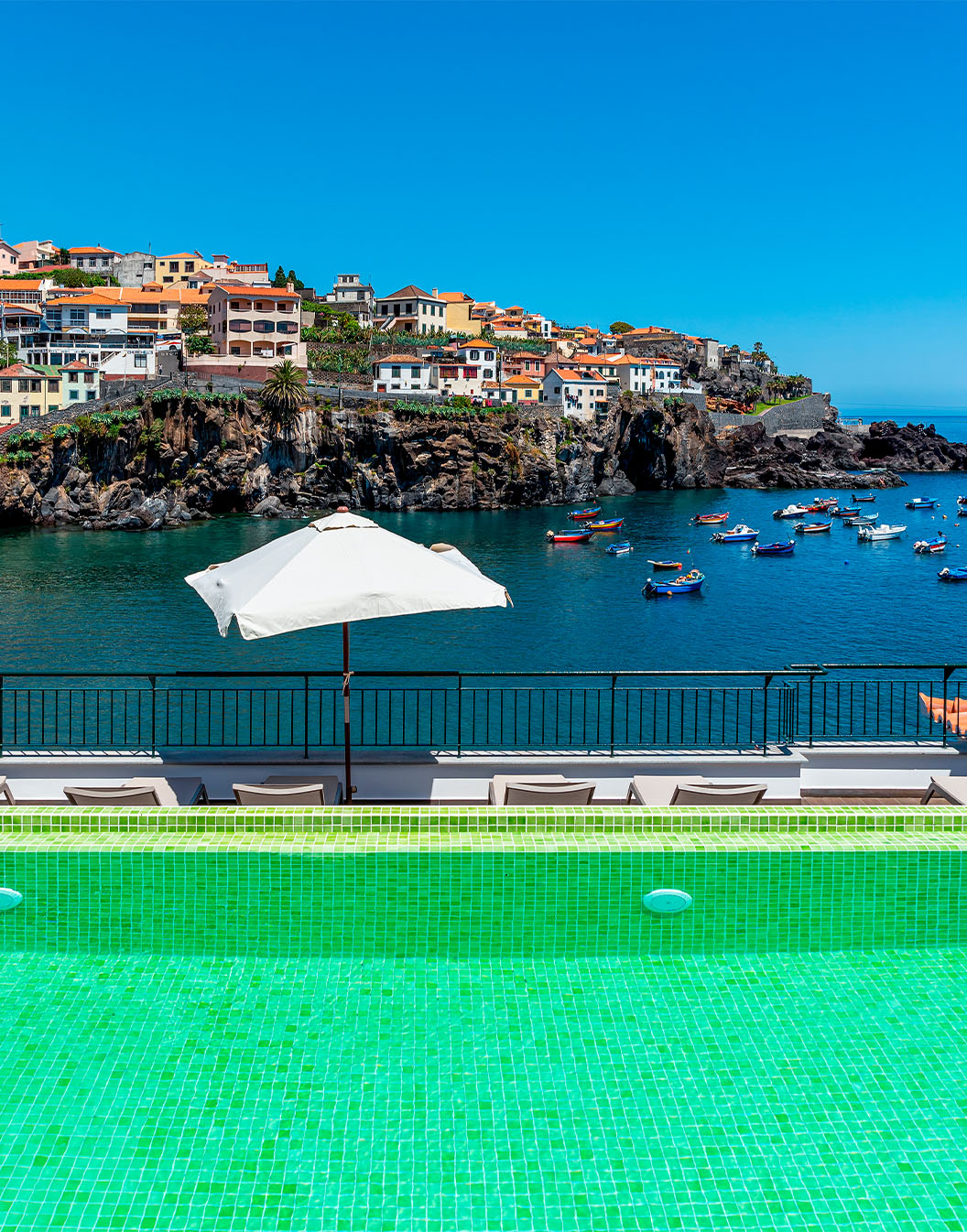 Buitenzwembad op dak van Pestana Churchill Bay, historisch hotel in Madeira