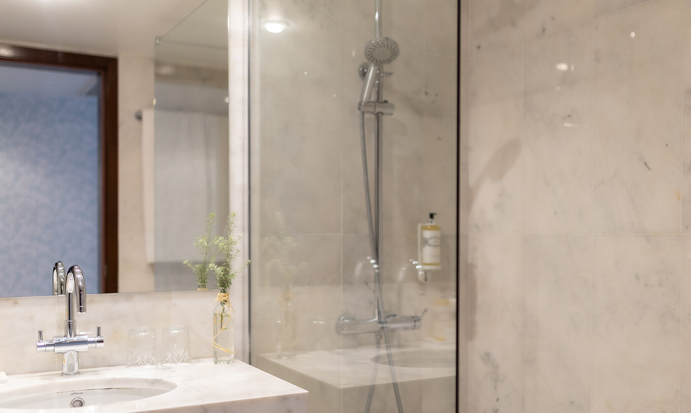 De Grote Familiekamer van Pousada Caniçada - Gerês heeft een badkamer met douche en wastafel met spiegel